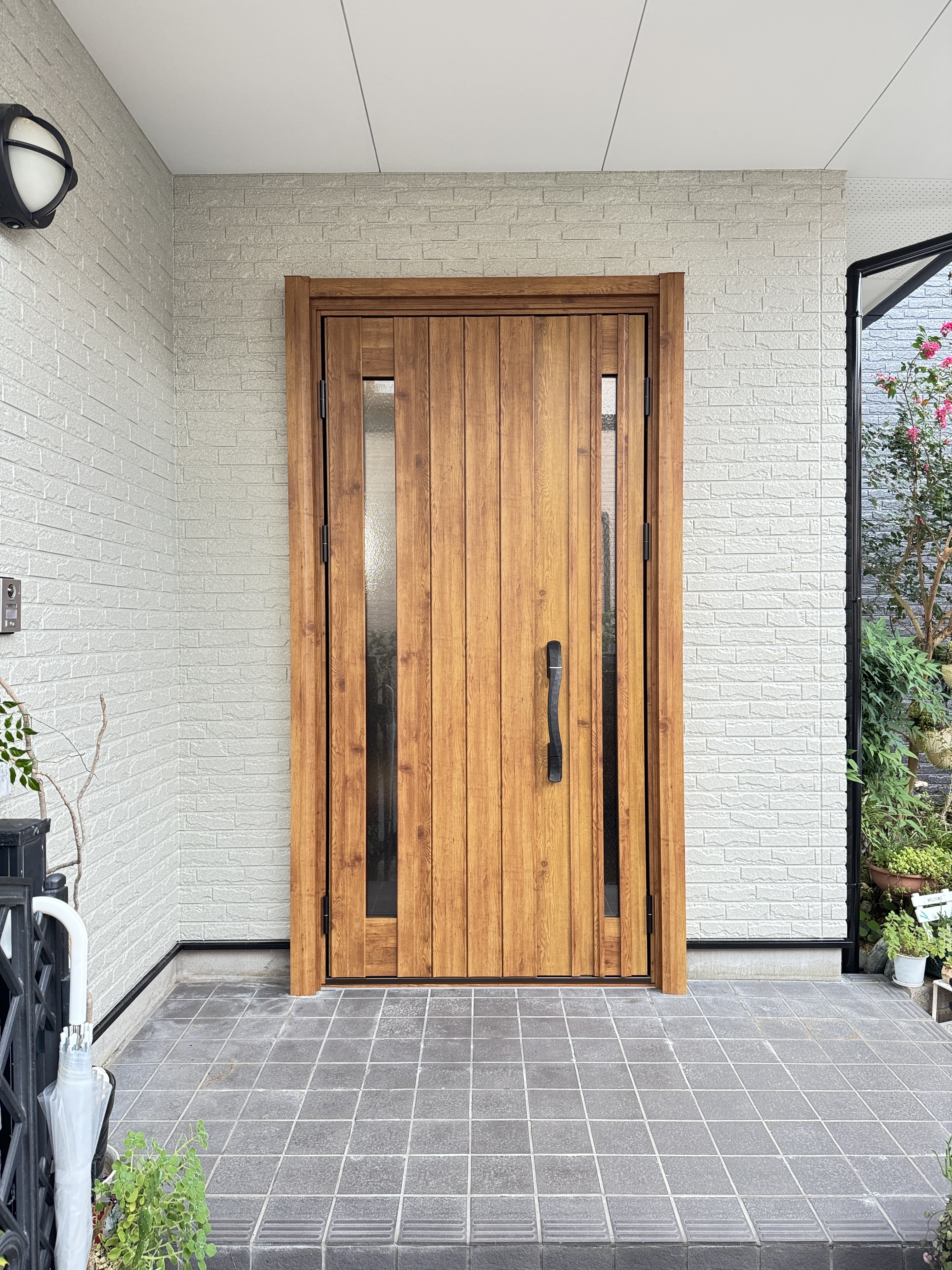 〜ご友人様からのご紹介で玄関ドアリフォーム〜