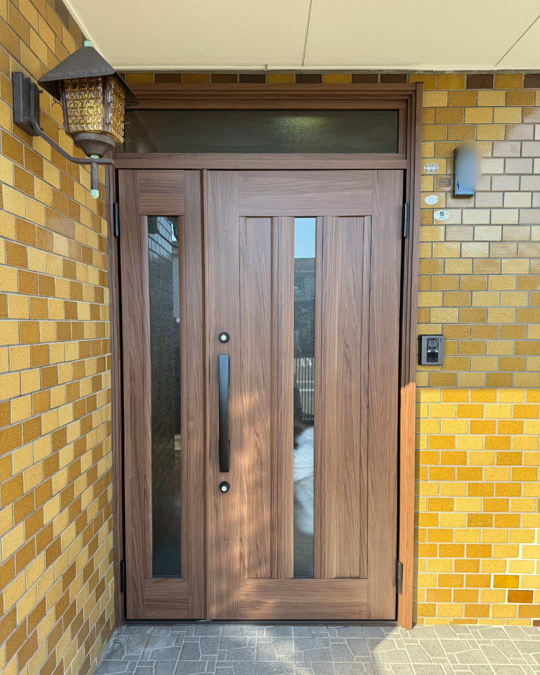 玄関ドアリフォームでぱっと明るくなりました！