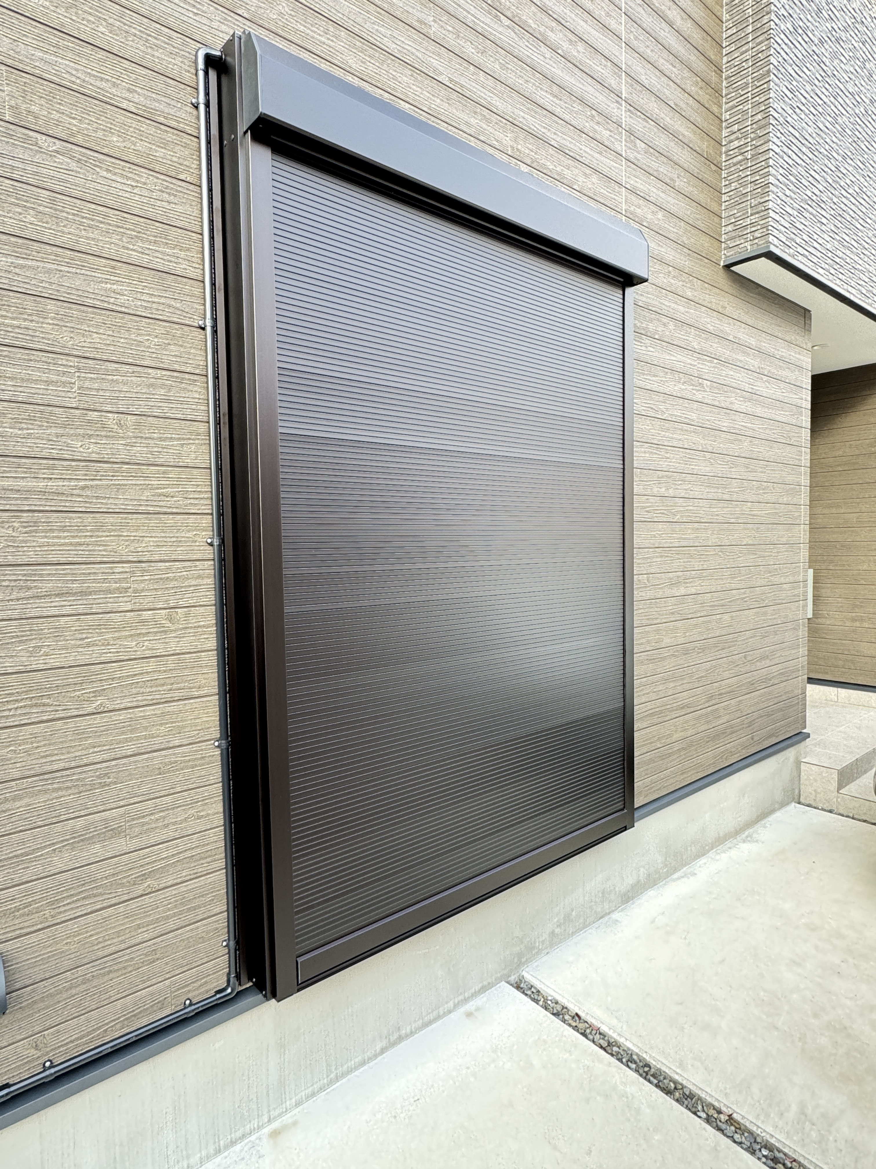 電動スリットシャッターを設置しました！