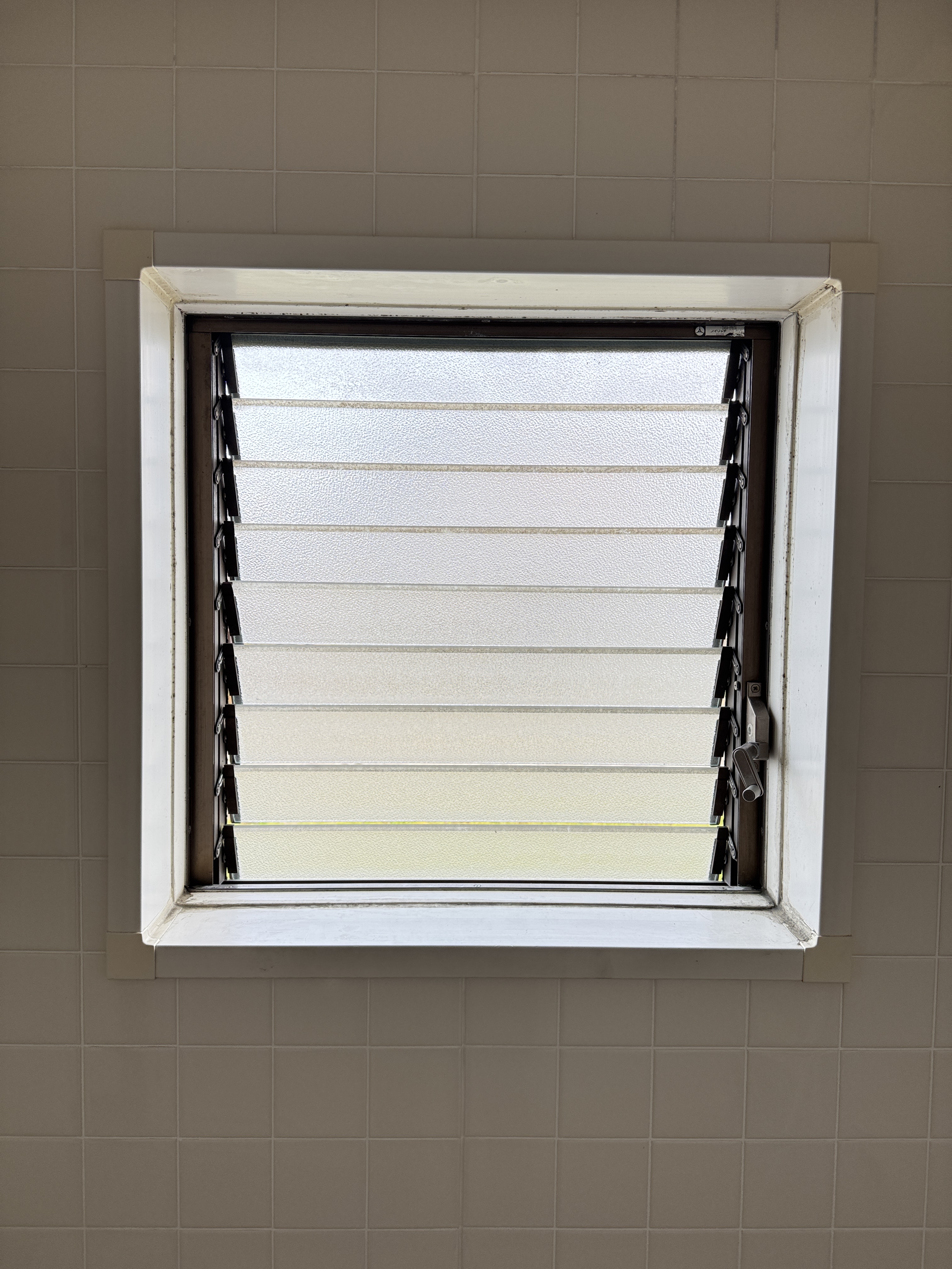 ルーバー窓から断熱窓へ窓リフォーム！