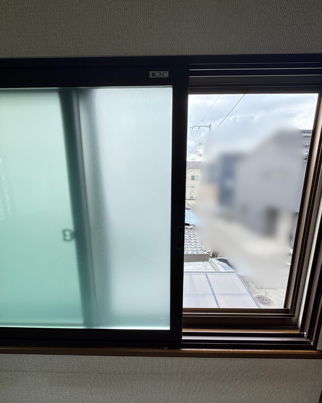 カーテンを閉めずに視線対策！内窓スリガラス！