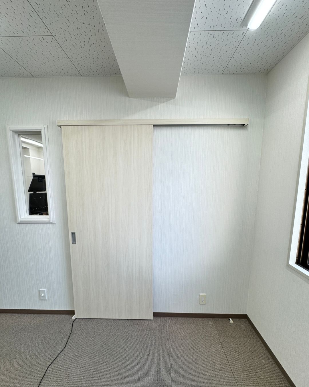 オフィスのドア開き戸から引戸へリフォーム！